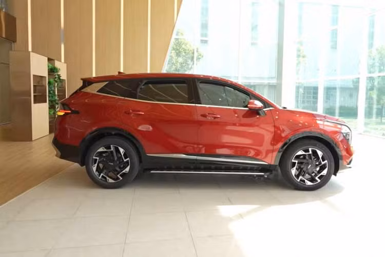 Xe sở hữu những trang bị tiện nghi như lẫy chuyển số thể thao sau vô lăng, màn hình cong tích hợp bảng đồng hồ kỹ thuật số và màn hình thông tin giải trí cùng có kích thước 12,3 inch, khởi động nút bấm, ghế chỉnh điện, sạc điện thoại không dây với quạt tản nhiệt, đèn nội thất Mood Light, khay để ly khu vực trung tâm có thể thay đổi kích thước,...