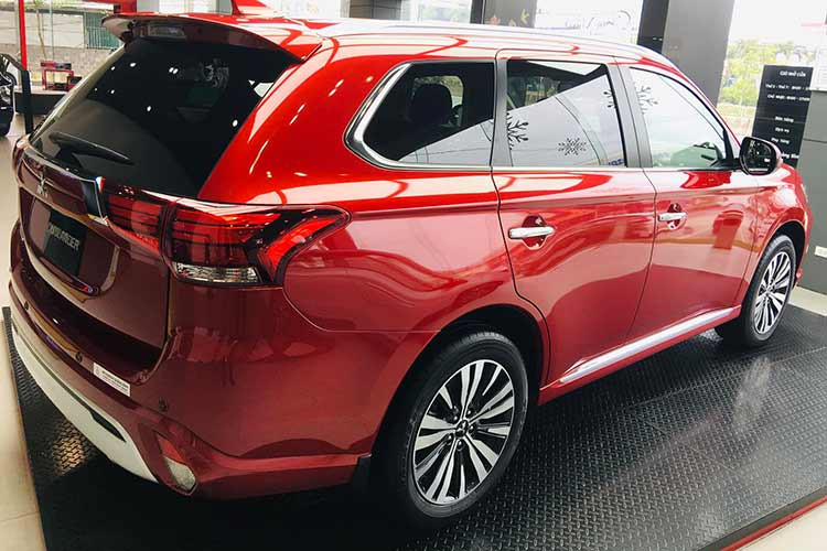 Mitsubishi Outlander sở hữu động cơ xăng MIVEC 4 xi-lanh, dung tích 2.0L, cho công suất tối đa 145 mã lực và mô-men xoắn cực đại đạt 196 Nm, đi kèm hộp số vô cấp CVT. Giá bán của Mitsubishi Outlander hiện dao động từ 825 - 950 triệu đồng cho 2 phiên bản. Trong tháng 11 này, xe đang được hãng ưu đãi 100% lệ phí trước bạ, giúp khách hàng tiết kiệm số tiền lên đến cả trăm triệu đồng.