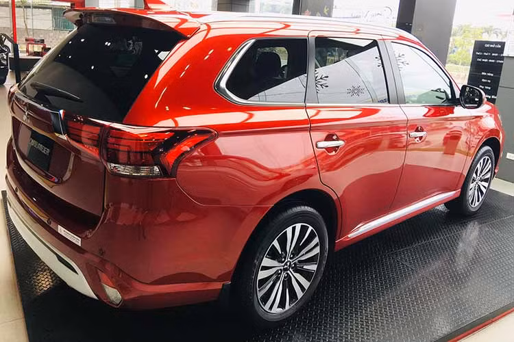Mitsubishi Outlander sở hữu động cơ xăng MIVEC 4 xi-lanh, dung tích 2.0L, cho công suất tối đa 145 mã lực và mô-men xoắn cực đại đạt 196 Nm, đi kèm hộp số vô cấp CVT. Giá bán của Mitsubishi Outlander hiện dao động từ 825 - 950 triệu đồng cho 2 phiên bản. Trong tháng 11 này, xe đang được hãng ưu đãi 100% lệ phí trước bạ, giúp khách hàng tiết kiệm số tiền lên đến cả trăm triệu đồng.