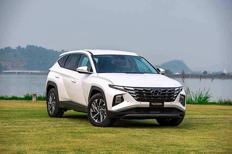 Việc Mazda CX-5 dẫn đầu phân khúc SUV cỡ C có lẽ không gây bất ngờ cho nhiều người. Mẫu xe gây ngạc nhiên nhất trong tháng 10/2023 phải là Hyundai Tucson tăng trưởng đến 116% và đạt doanh số 1.249 xe. Với thành tích vượt trội này, mẫu xe nhà Hyundai đã vươn lên vị trí thứ 2 trong phân khúc, chỉ đứng sau Mazda CX-5.