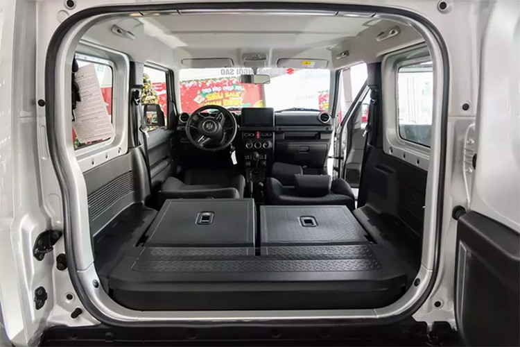 Nội thất Suzuki Jimny được thiết kế khá đơn giản. Tuy nhiên, xe vẫn có đầy đủ các tiện ích như: vô lăng bọc da tích hợp phím chức năng, bảng đồng hồ analogue với màn hình đa thông tin ở giữa, màn hình cảm ứng trung tâm 7 inch có kết nối Apple CarPlay/Android Auto, kèm loạt tính năng hỗ trợ lái như: chống bó cứng phanh, cân bằng điện tử, hỗ trợ lên dốc, hỗ trợ xuống dốc và hệ thống 6 túi khí.