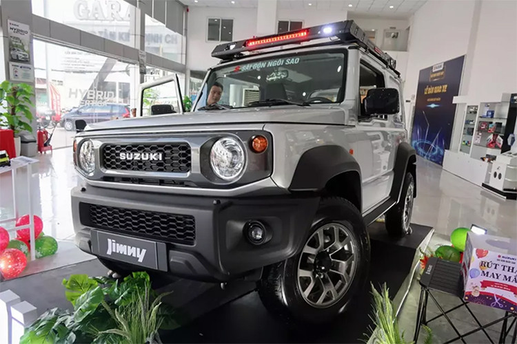  Suzuki Jimny Sau nhiều lần lỡ hẹn, mới đây, Suzuki Jimny đã được xác nhận sẽ chính thức trình làng khách hàng Việt vào tháng 4. Ngoại hình xe mang phong cách việt dã, gợi nhớ đến những mẫu SUV Land Rover Defender hay Mercedes-Benz G-Class. Xe có đèn pha LED tự động, hệ thống rửa đèn pha, đèn sương mù trước, vành hợp kim 15 inch, lốp 195/80R15, gương chiếu hậu có tính năng chỉnh điện/gập điện...