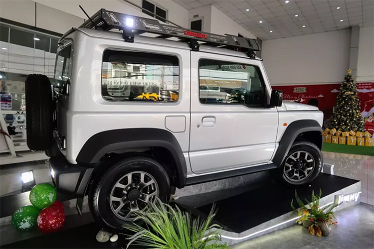 Cung cấp sức mạnh cho Suzuki Jimny tại Việt Nam là động cơ xăng hút khí tự nhiên 1.5L 4 xi-lanh cho ra công suất tối đa 101 mã lực và 130 Nm mô-men xoắn. Đáng chú ý, Suzuki Jimny có lẽ là mẫu xe duy nhất trong phân khúc gầm cao cỡ nhỏ được trang bị hệ dẫn động hai cầu, khóa vi sai, nhiều chế độ gài cầu và đi kèm hộp số sàn 5 cấp hoặc hộp số tự động 4 cấp.