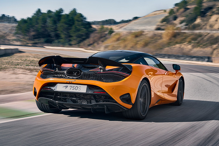 Ở mảng kỹ thuật, kết cấu khung thân liền khối sợi carbon và động cơ V8 4.0L tăng áp kép vẫn được sử dụng nhưng cải tiến để nhẹ hơn trước, hệ thống treo là loại PCC III mới nhất. 740 mã lực và 800 Nm mô-men xoắn, đưa thời gian tăng tốc của xe từ 0-100 km/h chỉ là 2,7 giây, 0-200 km/h là 7,2 giây. Tại Việt Nam, giá xe McLaren 750S bản coupe gần 20 tỷ. Trong khi đó, bản mui trần Spider sẽ có giá gần 21 tỷ đồng.