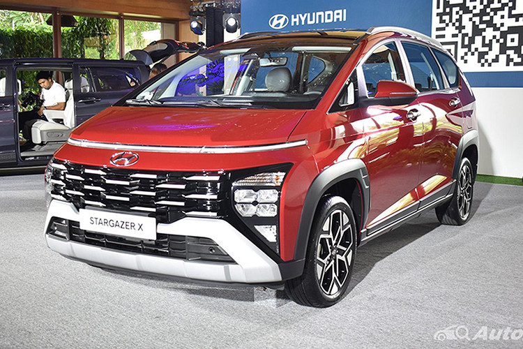  Hyundai Stargazer X Trong số loạt ôtô mới ra mắt Việt Nam tháng 4/2024, Hyundai Stargazer X 2024 mới là mẫu xe đầu tiên và hiện một số đại lý đã bắt đầu nhận cọc. So với bán thường, Stargazer X được thiết kế theo phong cách SUV để trông khỏe khoắn, thể thao và hiện đại hơn. Điều này được thể hiện rõ ràng qua phần lưới tản nhiệt cùng hàng loạt thay đổi ở ngoại thất...