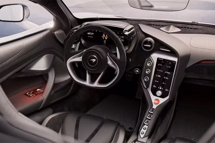 Về nội thất, khoang cabin của McLaren 750S không có gì quá mới lạ so với các xe McLaren khác khi da Nappa và Alcantara vẫn xuất hiện dày đặc. Màn cảm ứng trung tâm được cải tiến đồ họa và làm lại hệ thống cảm ứng nhạy hơn. Đồng hồ tốc độ được tái thiết kế giao diện và không còn khả năng gập như McLaren 720S.