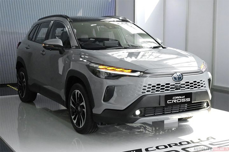  Toyota Corolla Cross Một số nguồn tin cho biết, Toyota Corolla Cross facelift 2024 sẽ được mở bán ngay trong tháng 4 này. Cũng theo đại lý, Toyota Corolla Cross 2024 sẽ được phân phối tại Việt Nam với hai phiên bản V và HEV. Bản G sẽ bị lược bỏ. Dù chỉ là bản nâng cấp giữa vòng đời nhưng Toyota Corolla Cross 2024 lại có khá nhiều thay đổi từ ngoại thất, nội thất đến công nghệ.