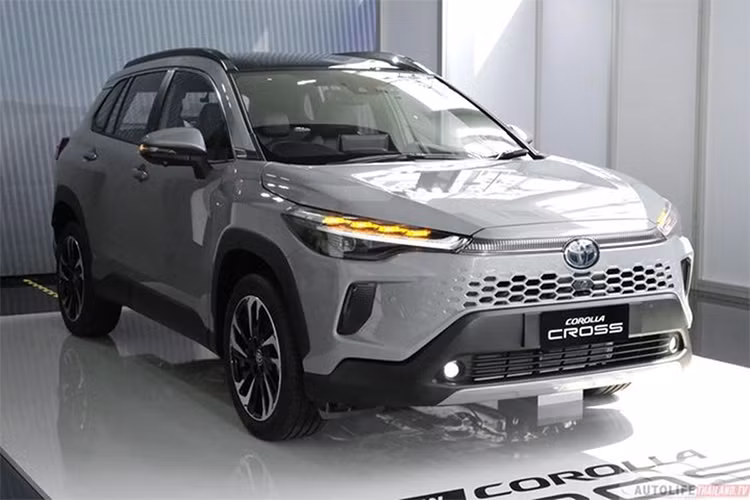  Toyota Corolla Cross Một số nguồn tin cho biết, Toyota Corolla Cross facelift 2024 sẽ được mở bán ngay trong tháng 4 này. Cũng theo đại lý, Toyota Corolla Cross 2024 sẽ được phân phối tại Việt Nam với hai phiên bản V và HEV. Bản G sẽ bị lược bỏ. Dù chỉ là bản nâng cấp giữa vòng đời nhưng Toyota Corolla Cross 2024 lại có khá nhiều thay đổi từ ngoại thất, nội thất đến công nghệ.