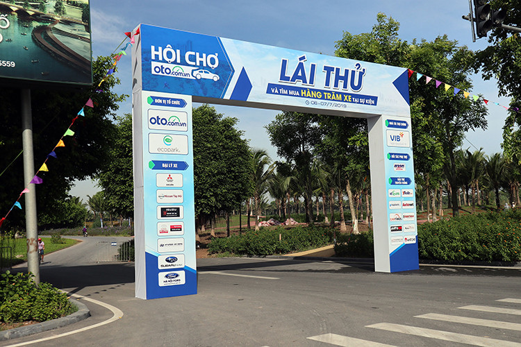 Để mang đến những trải nghiệm tốt nhất dành cho khách hàng đến tham dự Hội chợ ôtô lần 2 này, ban tổ chức đã sắp xếp khu vực lái thử bên trong khuôn viên khu đô thị Ecopark, nơi có cung đường rộng, thoáng giúp khách hàng thỏa sức trải nghiệm thực tế.