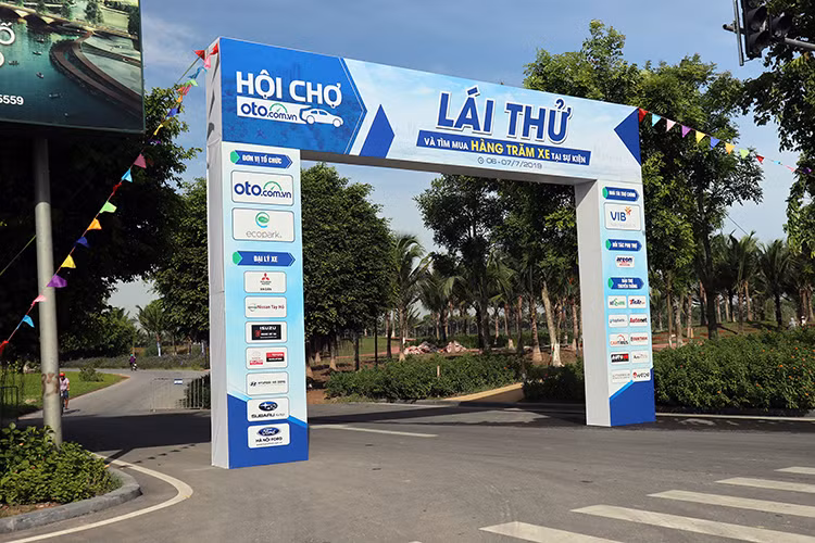 Để mang đến những trải nghiệm tốt nhất dành cho khách hàng đến tham dự Hội chợ ôtô lần 2 này, ban tổ chức đã sắp xếp khu vực lái thử bên trong khuôn viên khu đô thị Ecopark, nơi có cung đường rộng, thoáng giúp khách hàng thỏa sức trải nghiệm thực tế.