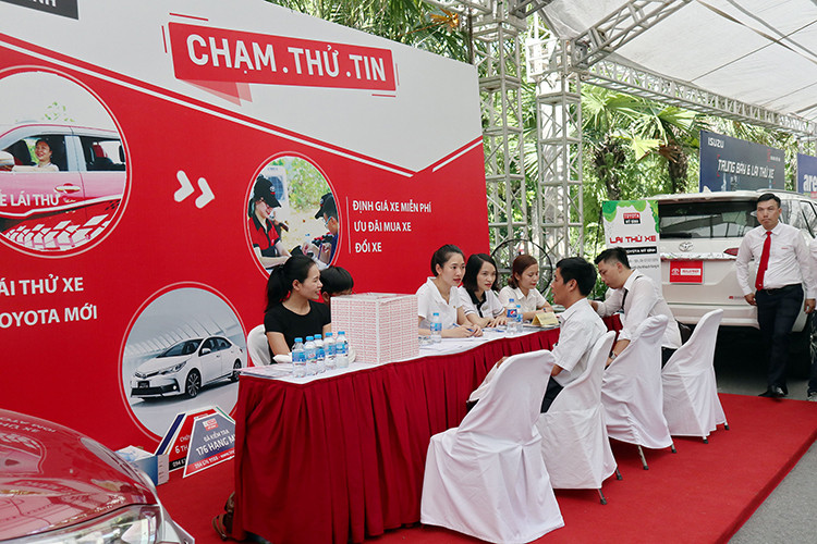 Hơn nữa, việc tổ chức lái thử tại địa điểm thuận lợi như Ecopark sẽ giúp khách tham quan có thêm không gian nghỉ ngơi, thư giãn và tránh nắng nội đô trong 2 ngày cuối tuần đầu tháng 7. Ngoài ra, với hội chợ ôtô lần hai tại miền Bắc này - các khách hàng cũng có thể tậu ngay một chiếc "xế hộp" cho gia đình mình.