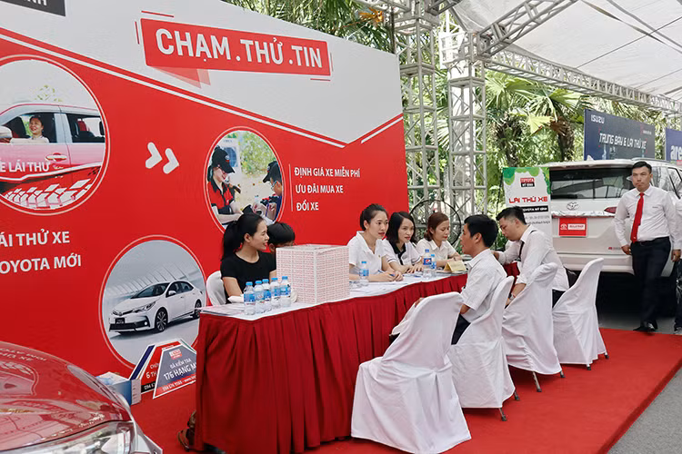 Hơn nữa, việc tổ chức lái thử tại địa điểm thuận lợi như Ecopark sẽ giúp khách tham quan có thêm không gian nghỉ ngơi, thư giãn và tránh nắng nội đô trong 2 ngày cuối tuần đầu tháng 7. Ngoài ra, với hội chợ ôtô lần hai tại miền Bắc này - các khách hàng cũng có thể tậu ngay một chiếc "xế hộp" cho gia đình mình.