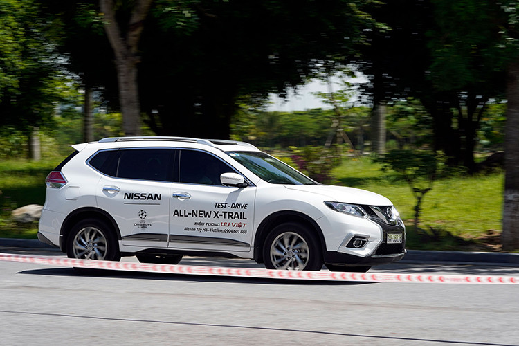 Việc lái thử xe cũng giúp cho khách hàng trải nghiệm thực tế cảm giác lái thật nhất sau vô lăng và đánh giá chi tiết về khả năng vận hành của động cơ, trang bị nội thất, tiện nghi và an toàn trước khi quyết định mua xe.