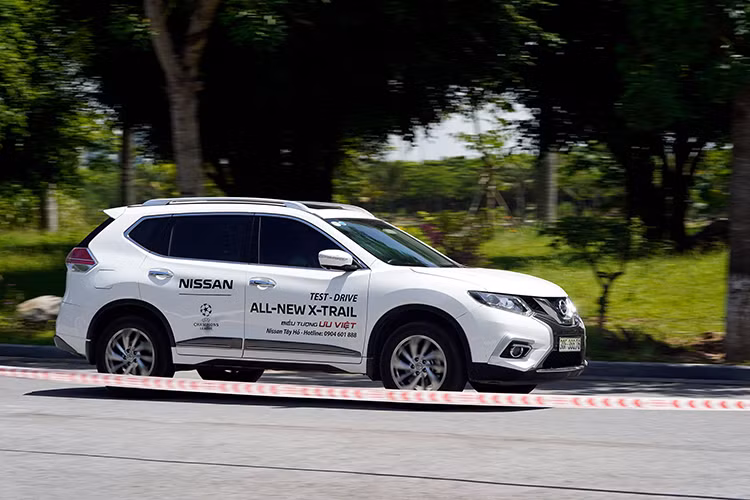 Việc lái thử xe cũng giúp cho khách hàng trải nghiệm thực tế cảm giác lái thật nhất sau vô lăng và đánh giá chi tiết về khả năng vận hành của động cơ, trang bị nội thất, tiện nghi và an toàn trước khi quyết định mua xe.