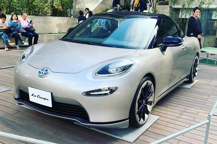 Mới đây, những hình ảnh của một chiếc xe Toyota La Coupe bí ẩn của thương hiệu ôtô đình đám Nhật Bản đã được đăng lên mạng khiến nhiều người tò mò. Những hình ảnh này bị rò rỉ từ tài liệu đăng ký bản quyền thương hiệu của hãng Toyota. Vừa qua, chiếc xe này lại được trưng bày tại một sự kiện ở thị trấn Naoshima, tỉnh Kagawa, Nhật Bản.