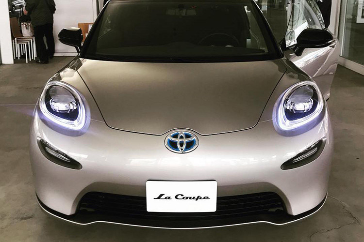Ngoài ra, chiếc xe concept mới của Toyota này còn được trang bị thêm một bộ chẻ khí dưới đầu xe và logo Toyota màu xanh dương vốn thường xuất hiện trên ô tô hybrid. Điều này chứng tỏ Toyota La Coupe được trang bị hệ thống động cơ thân thiện với môi trường.
