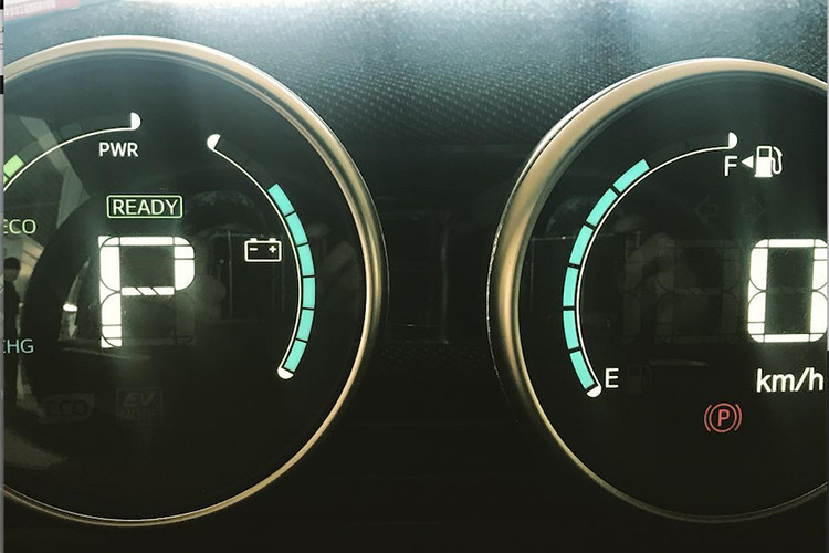 Hiện chỉ có vài hình ảnh hiếm hoi của nội thất bên trong Toyota La Coupe. Qua đó, có thể thấy mẫu coupe bí ẩn này được trang bị 2 màn hình kỹ thuật số hình tròn. Một màn hình hiển thị tốc độ xe đang chạy và lượng nhiên liệu còn trong bình. Trong khi đó, màn hình còn lại hiển thị cấp số xe đang dùng và dung lượng pin.