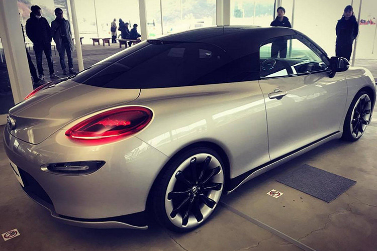 Bên cạnh đó, Toyota La Coupe còn được trang bị những tấm ốp thân vỏ kéo dài và nóc màu đen tương phản, nối mượt mà với cửa sổ dốc phía sau. Bên sườn là bộ vành hợp kim 10 chấu đen tương phản với vành màu bạc. 