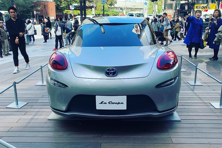 Nếu như nửa thân trên của Toyota La Coupe trông khá truyền thống thì phần còn lại có thiết kế độc đáo hơn. Cụ thể, thiết kế đuôi xe của Toyota La Coupe như được nhân bản từ đầu xe, chỉ khác là cụm đèn pha biến mất, thay vào bằng đèn hậu. Nắp capô cũng được thay bằng cốp sau kéo dài.