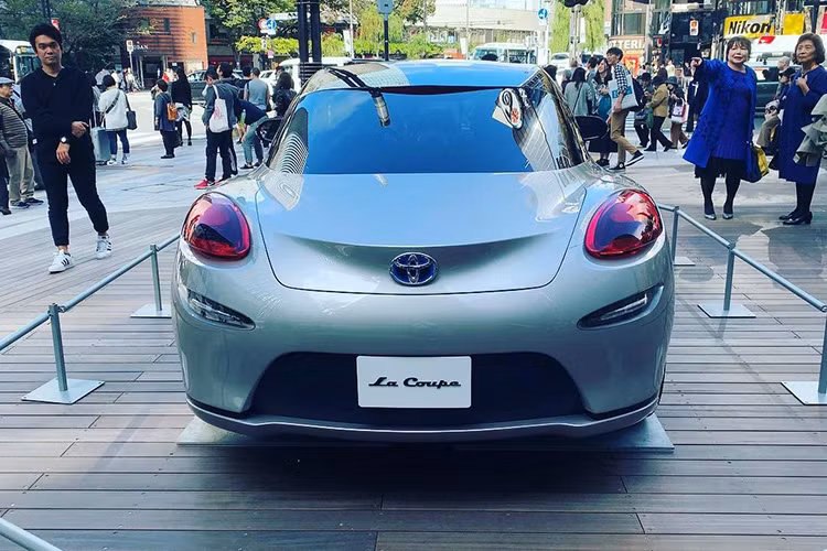 Nếu như nửa thân trên của Toyota La Coupe trông khá truyền thống thì phần còn lại có thiết kế độc đáo hơn. Cụ thể, thiết kế đuôi xe của Toyota La Coupe như được nhân bản từ đầu xe, chỉ khác là cụm đèn pha biến mất, thay vào bằng đèn hậu. Nắp capô cũng được thay bằng cốp sau kéo dài.