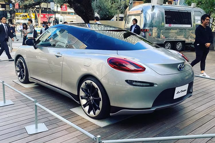 Đáng tiếc là chiếc xe coupe của Toyota vẫn vô cùng bí ẩn vì có rất ít thông tin liên quan được hé lộ. Tuy nhiên, qua hình ảnh có thể thấy chiếc xe Toyota La Coupe hoàn toàn mới xuất hiện cụm đèn pha độc đáo, được bao quanh bởi dải đèn LED định vị ban ngày khá phong cách.