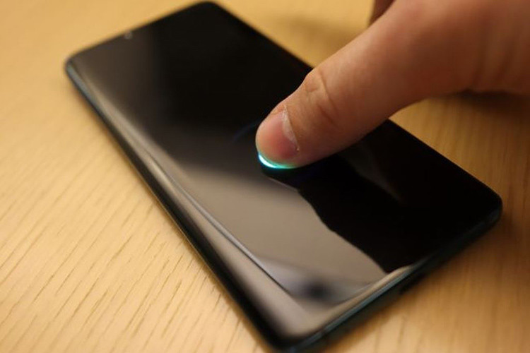 Ngoài màn hình tràn viền và bảo mật vân tay, Mate 30 Pro cũng có một "lỗ" nhỏ hình viên thuốc ở góc phía trên bên trái để đặt camera selfie kép. Ở mặt lưng, máy đi kèm với mô-đun camera hình chữ nhật nằm dọc với 4 cảm biến camera và đèn flash LED.