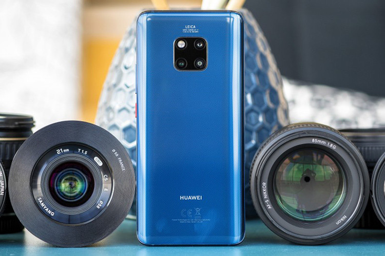 Huawei Mate 30 Pro hoàn toàn mới xuất hiện trong loạt ảnh concept với hai tùy chọn màu gradient là Đỏ và Xanh lam, cũng như một tùy chọn màu đen cổ điển. Tất nhiên, đây vẫn chỉ là concept, vì vậy thiết bị thực tế có thể trông sẽ không giống như thế này.