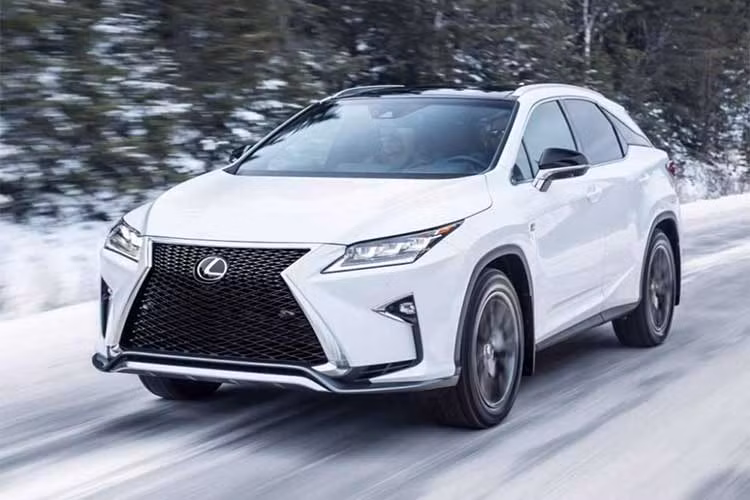 Mẫu xe sang Lexus RX có kiểu dáng ngoại thất tiên phong và nhiều tính năng an toàn hiện đại. Phiên bản V6, 3.5 lít được kết nối cùng hộp số tự động 8 cấp. Mức tiêu hao nhiên liệu trung bình 12,8 lít/100 km. Phiên bản hybrid 450h tiết kiệm hơn, chỉ tốn 9,7 lít/100 km.