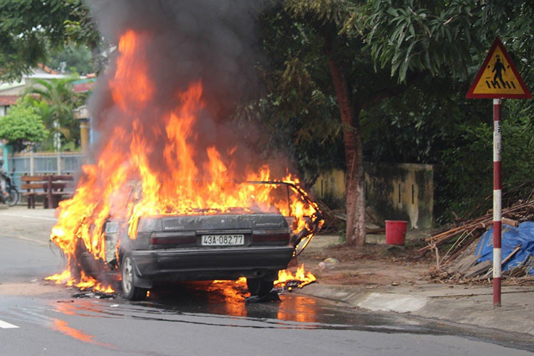 He lo nguyen nhan oto boc chay bat ngo, tai xe can phong tranh