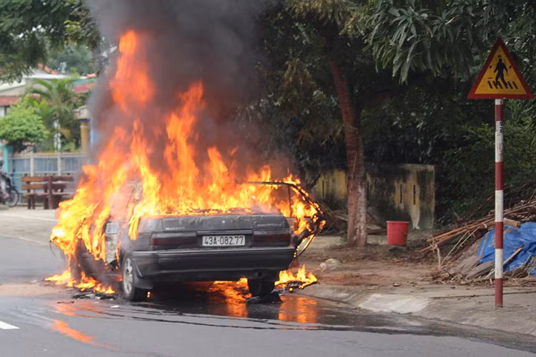 He lo nguyen nhan oto boc chay bat ngo, tai xe can phong tranh