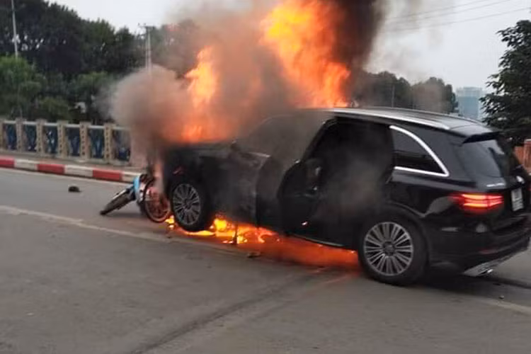 He lo nguyen nhan oto boc chay bat ngo, tai xe can phong tranh-Hinh-3