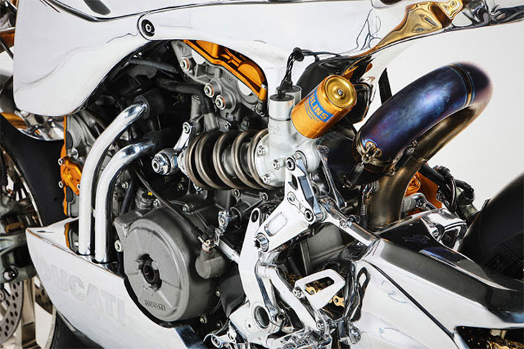 Bản độ Ducati 1199 cafe racer này được phối màu khá tỉ mỉ gồm các chi tiết nhôm bóng loáng xen kẽ với các chi tiết máy mạ vàng nổi bật. Ống xả Akrapovic Titan full cổ được lắp đặt gọn gàng như pô "zin" trên xe.