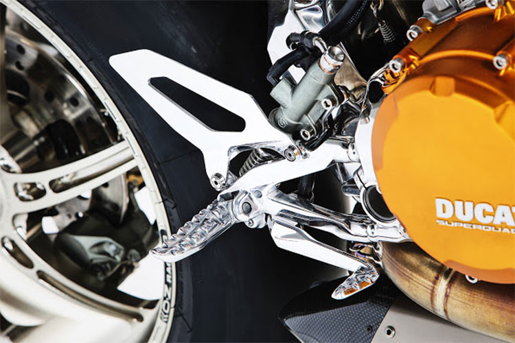 Phần đuôi với các chi tiết như để chân, gắp sau đều được mạ inox một cách mượt mà, bóng bẩy. Gác chân cùng chân phanh cũng được mạ inox.