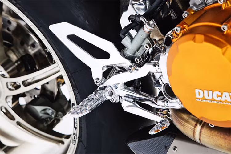 Phần đuôi với các chi tiết như để chân, gắp sau đều được mạ inox một cách mượt mà, bóng bẩy. Gác chân cùng chân phanh cũng được mạ inox.