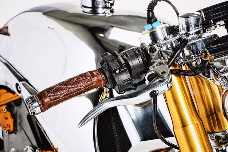 Hệ thống phuộc Ohlins và bộ phanh Brembo M50 tiêu chuẩn, cặp mâm nguyên bản được thay bằng mâm O.Z Racing hợp kim nhôm nổi bật.