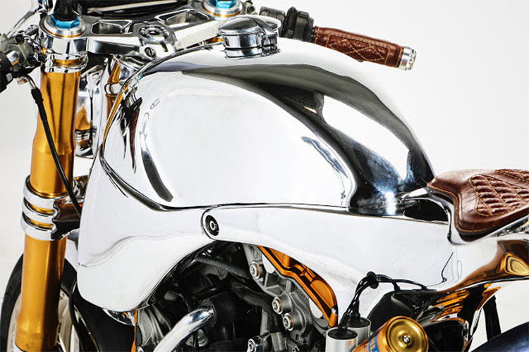 Cụm đồng hồ điện tử của siêu môtô Ducati 1199 Panigale S này vẫn được giữ nguyên bản bởi liên quan nhiều đến vận hành và công năng của xe.