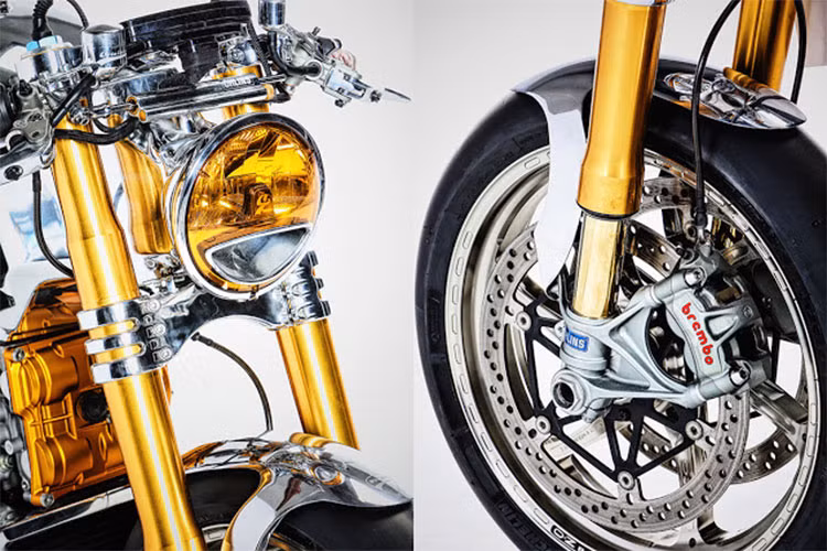 Cởi bỏ hình dáng thuần Sport nguyên bản, xưởng độ đã khoác lên thân xe một vỏ bọc mới tinh bằng kim loại bóng lộn. Điển hình là cụm đèn pha tròn cổ điển được sơn mặt kính màu vàng và được bọc xung quanh viền kim loại sáng bóng, trên phía chảng ba là trợ lực Ohlins đồng màu.