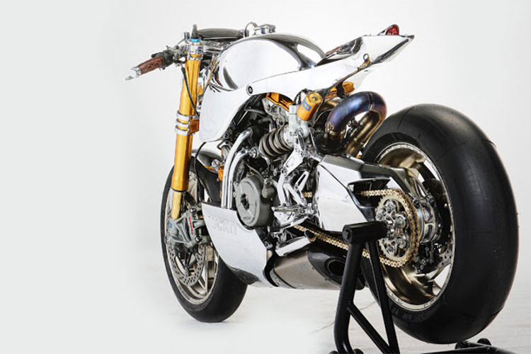 Đây là một bản độ có thể coi là "sang chảnh" nhất trong các bản độ từ Ducati Panigale từ trước đến nay. Với ý tưởng thiết kế khá dị cùng bộ màu bóng bẩy trên xe, chiếc Sport bike đã hoàn toàn lột xác thành một chiếc Cafe Racer thuần túy cực thu hút và "chói lóa".