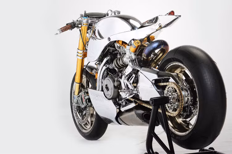 Đây là một bản độ có thể coi là "sang chảnh" nhất trong các bản độ từ Ducati Panigale từ trước đến nay. Với ý tưởng thiết kế khá dị cùng bộ màu bóng bẩy trên xe, chiếc Sport bike đã hoàn toàn lột xác thành một chiếc Cafe Racer thuần túy cực thu hút và "chói lóa".