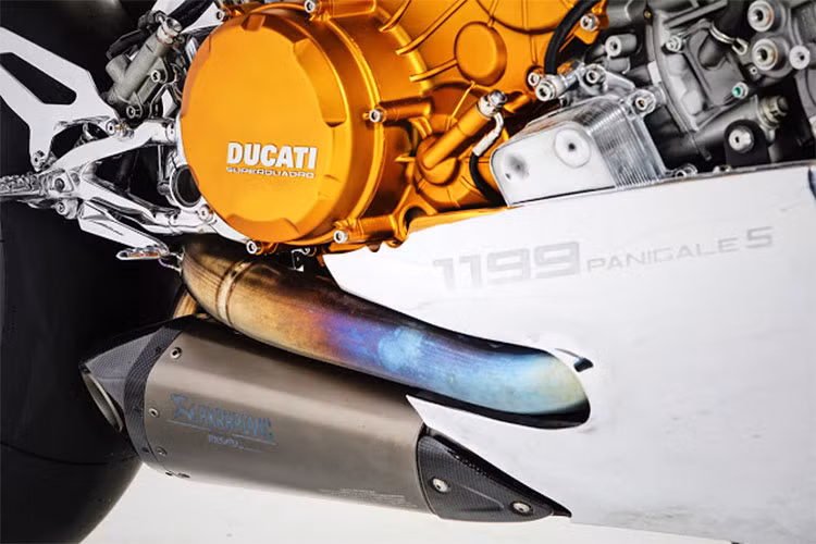 Siêu môtô Ducati 1199 Panigale S được trang bị động cơ V-Twin có dung tích xi lanh 1.198cc, với công suất đạt 195 mã lực tại 10.750 vòng tua, mô-men xoắn cực đại đạt 133Nm tại 9.000vòng/phút. Sức mạnh của khối động cơ được dùng qua hộp số 6 cấp, chiếc xe có khả năng tăng tốc từ 0-100km/h trong ~3 giây.