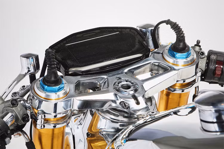 Ở tay lái của xe, cặp tay clip on hạ thấp đậm chất Cafe được điểm bằng cặp tay lái bọc da handmade cùng gương gù cổ điển bắt mắt.