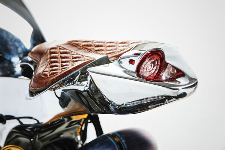 Bình xăng nhôm được bọc một lớp sơn Inox bóng lộn cực kì nổi bật với nắp xăng Monza chứa bộ bơm xăng. Bộ lọc gió của xe cùng các thiết bị điện tử cũng đã được tay thợ độ tài hoa giấu bên trong bình xăng.