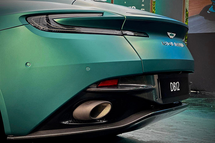 Tiếp đến là gương chiếu hậu không viền và tay nắm cửa dạng ẩn, mang đến cái nhìn sang trọng đồng thời làm giảm hệ số cản cho xe. Aston Martin DB12 sử dụng bộ mâm kích thước 21 inch đi kèm phanh đĩa 400mm trước và 360mm sau.