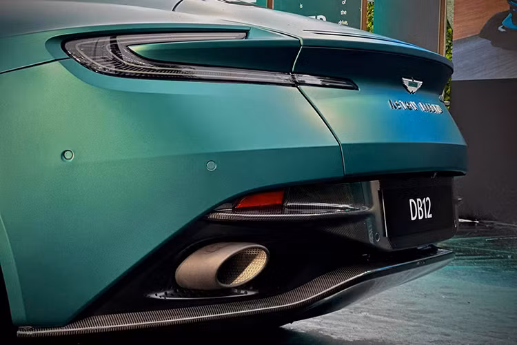 Tiếp đến là gương chiếu hậu không viền và tay nắm cửa dạng ẩn, mang đến cái nhìn sang trọng đồng thời làm giảm hệ số cản cho xe. Aston Martin DB12 sử dụng bộ mâm kích thước 21 inch đi kèm phanh đĩa 400mm trước và 360mm sau.