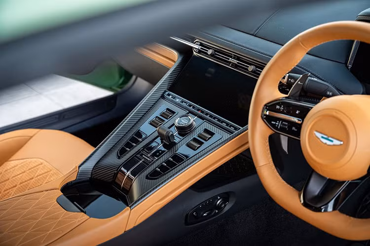 Cụ thể, toàn bộ khoang cabin của Aston Martin DB12 đều được làm từ vật liệu cao cấp như da Alcantara và sợi carbon. Xe có bảng điều khiển trung tâm thiết kế mới với các khe gió điều hòa mảnh hơn.