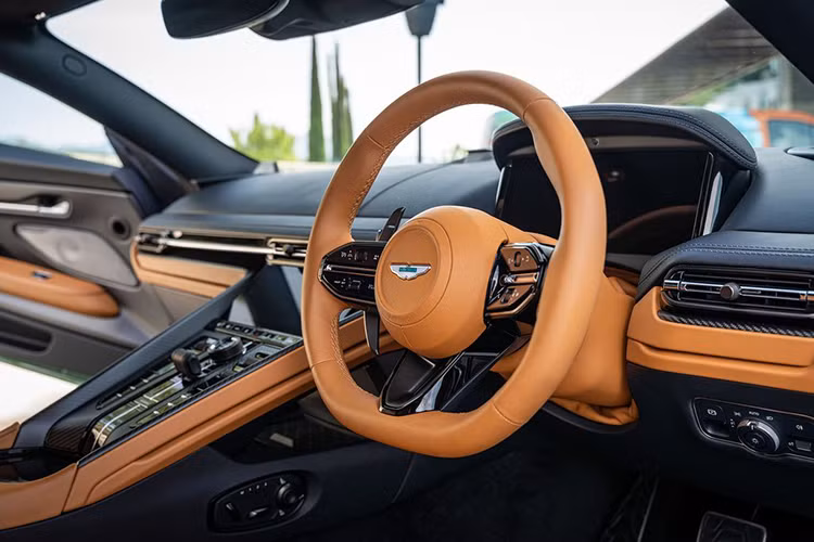 Trái ngược với ngoại thất, nội thất của DB12 thực sự đã có một cuộc “cải tổ”. Giám đốc thiết kế của Aston - Miles Nurnberger cho biết: “Đây là khu vực có khoản đầu tư thực sự lớn.”