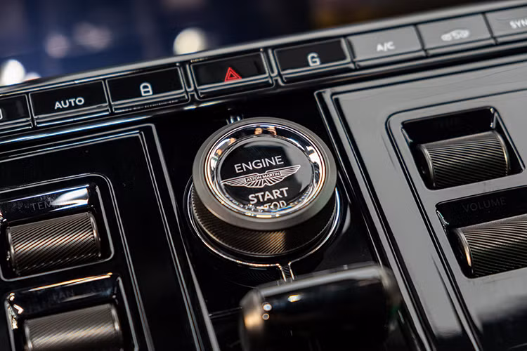 Một số trang bị tiện ích nổi bật khác có thể kể đến bên trong cabin của Aston Martin DB12 có: hệ thống âm thanh cao cấp Bowers &amp; Wilkins 15 loa, ghế thể thao Sports Plus, cần số tối giản và sử dụng vật liệu cao cấp hơn,…