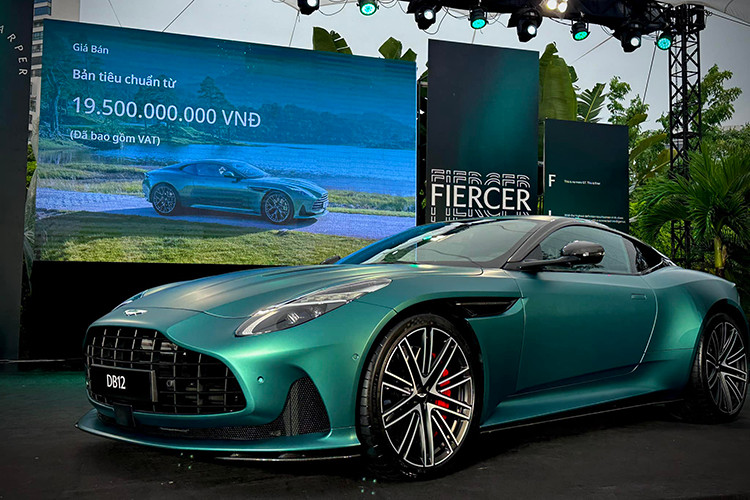 Xe còn ứng dụng khung gầm mới cải tiến độ cứng hơn 7% so với DB11. Tiếp đến là hệ thống kiểm soát ổn định điện tử được tinh chỉnh và bổ trợ lực phanh cân chỉnh lại. DB12 sử dụng hệ thống phanh gốm carbon giúp giảm 27 kg trọng lượng. Đáng chú ý, Aston Martin DB12 là mẫu xe đầu tiên của dòng DB có vi sai điện tử phía sau có thể khóa/mở chỉ trong vài miligiây. Xe có 3 chế độ lái là GT, Sport và Sport+...