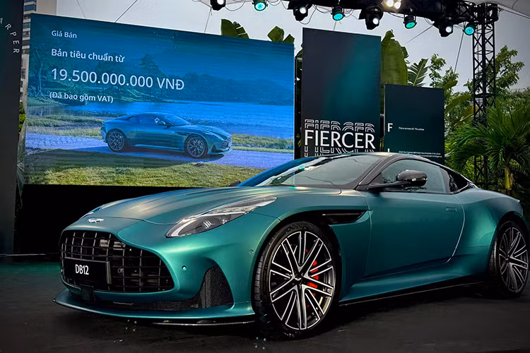 Xe còn ứng dụng khung gầm mới cải tiến độ cứng hơn 7% so với DB11. Tiếp đến là hệ thống kiểm soát ổn định điện tử được tinh chỉnh và bổ trợ lực phanh cân chỉnh lại. DB12 sử dụng hệ thống phanh gốm carbon giúp giảm 27 kg trọng lượng. Đáng chú ý, Aston Martin DB12 là mẫu xe đầu tiên của dòng DB có vi sai điện tử phía sau có thể khóa/mở chỉ trong vài miligiây. Xe có 3 chế độ lái là GT, Sport và Sport+...