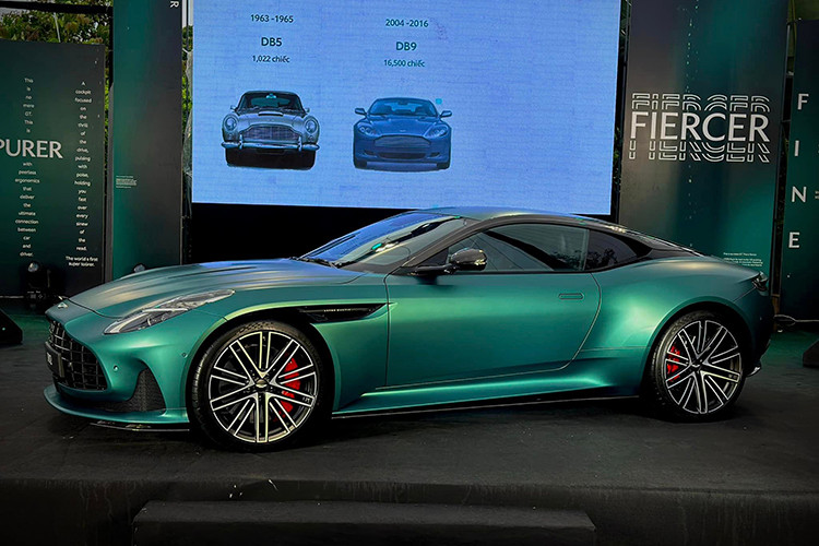 Aston Martin DB12 thay thế DB11 nên thoạt nhìn sẽ thấy hai mẫu này khá giống nhau về thiết kế. Tuy nhiên trên thực tế Aston Martin DB12 đã được sửa đổi để mang đến cái nhìn mới mẻ, hiện đại hơn.